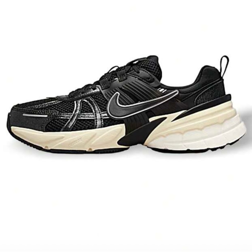 Nike Men’s Black and Cream Low-Top Sneakers